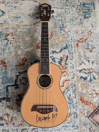 ukulele Oscar Schmidt autografato da Levante