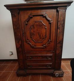 Armadio un'anta in legno masello con cassetti