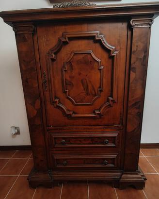 Armadio un'anta in legno masello con cassetti