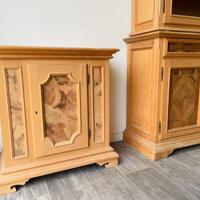 Mobiletto Rustico in Legno Massiccio con Intarsi