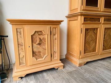 Mobiletto Rustico in Legno Massiccio con Intarsi