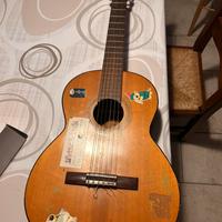 Chitarra classica devastata (ma suona)