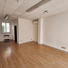 Locale commerciale vetrinato per attivita'/uffici