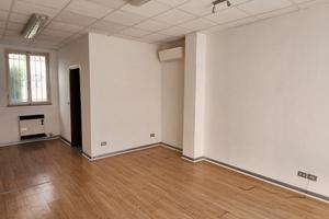 Locale commerciale vetrinato per attivita'/uffici