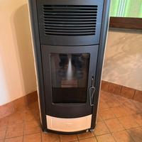 Stufa a pellet MCZ + aspirapolvere per pulirla