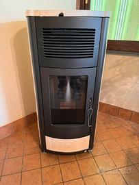 Stufa a pellet MCZ + aspirapolvere per pulirla