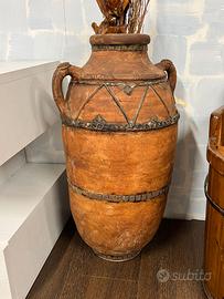 Anfora in terracotta prodotto artigianalmente.