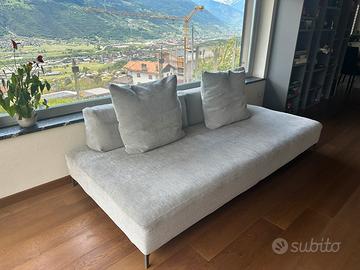 Divano marca Ditre (misura 245*125 cm circa)