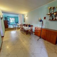 ROVELLASCA: trilocale con giardino e box su due li
