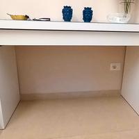 consolle bianca con vetro sul ripiano