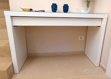 consolle bianca con vetro sul ripiano