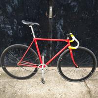 Bicicletta scatto fisso