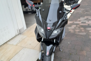 Aprilia sr max 300