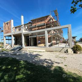 Azienda agricola con casa, capannoni e 6 ettari