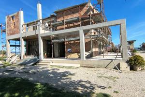 Azienda agricola con casa, capannoni e 6 ettari