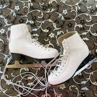 Pattini per pattinaggio artistico su ghiaccio