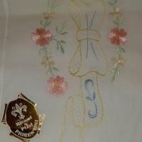 Lenzuolo decorato con federe di ricami fiorentini