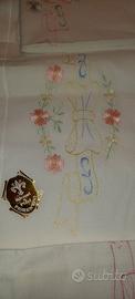 Lenzuolo decorato con federe di ricami fiorentini