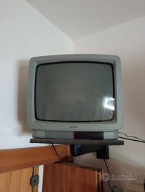 TV 16" con staffa a muro