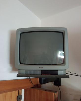 TV 16" con staffa a muro