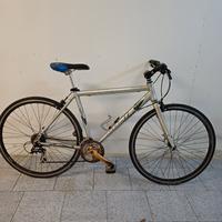 bicicletta sportiva trekking 