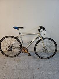 bicicletta sportiva trekking 