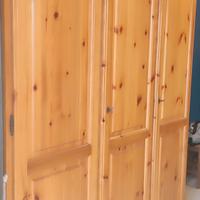 Armadio in legno naturale