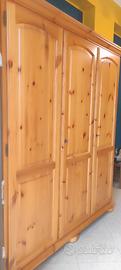 Armadio in legno naturale