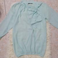 Bluse/camicetta maniche lunghe velata con fiocco.