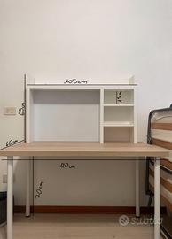 scrivania con alzata e lavagnetta bianca