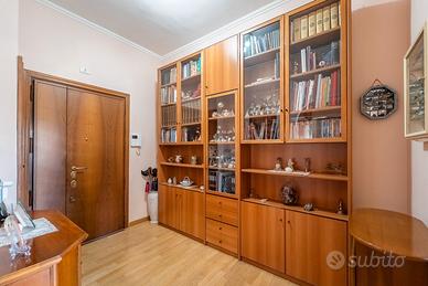 Libreria color ciliegio con vetrinette e basi
