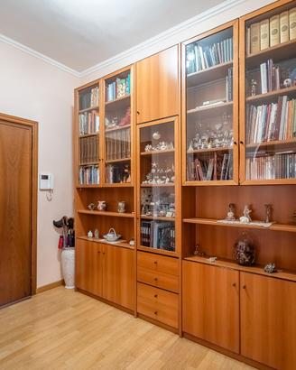 Libreria color ciliegio con vetrinette e basi