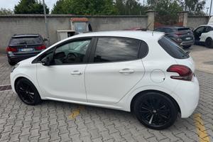 Peugeot 208 PureTech 82 5 porte neopatentati