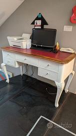Scrittoio in stile barocchetto con piano in pelle
