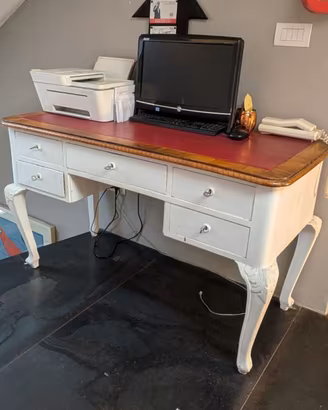 Scrittoio in stile barocchetto con piano in pelle