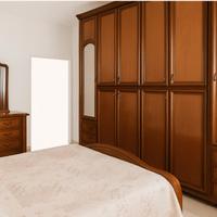 Camera da letto composta da armadio, comò, comodin