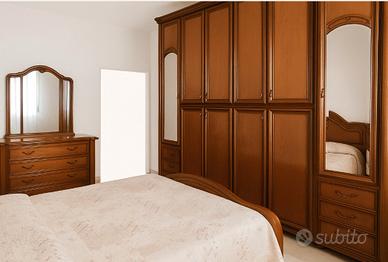 Camera da letto composta da armadio, comò, comodin