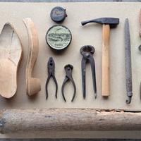 Antichi attrezzi calzolaio ciabattino