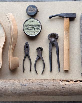 Antichi attrezzi calzolaio ciabattino