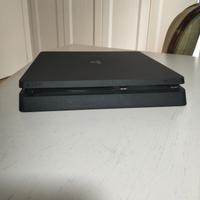 PlayStation 4 con controller e videogiochi 