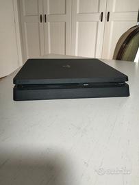 PlayStation 4 con controller e videogiochi 