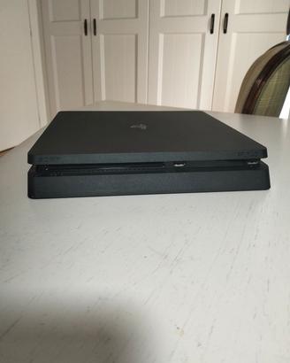 PlayStation 4 con controller e videogiochi 