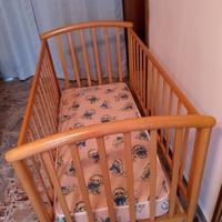 Lettino in legno per neonato