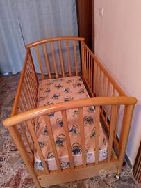 Lettino in legno per neonato