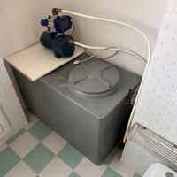 recipiente riserva di acqua di e elettropompa