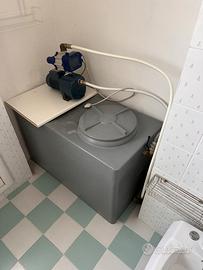 recipiente riserva di acqua di e elettropompa