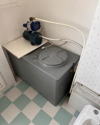 recipiente riserva di acqua di e elettropompa