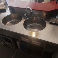 Banco in acciaio con 2 lavelli.
Prezzo 250 euro.
I