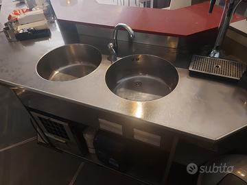 Banco in acciaio con 2 lavelli. Prezzo 200 euro. I