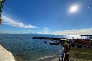 MULTILOCALE A NAPOLI